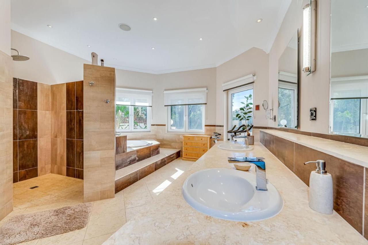 Villa Svim, Walking Distance To The Beach! マルベーリャ エクステリア 写真